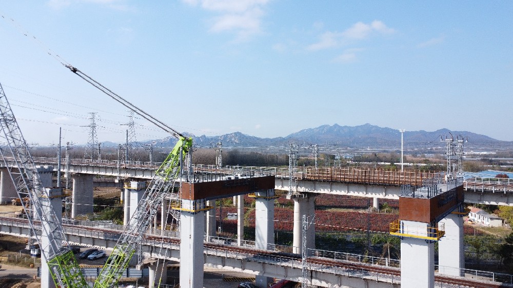 潍宿高铁至青岛连接线建设提速！全线首个上跨既有线钢横梁吊装完成